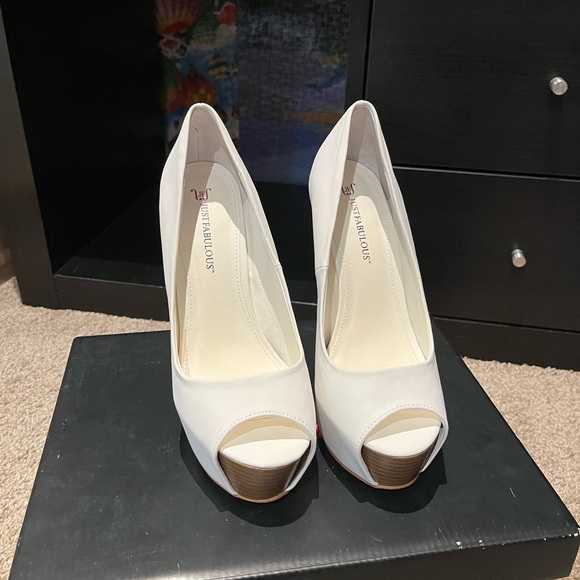 JustFab white peep-toe pumps - Picture 2 of 4